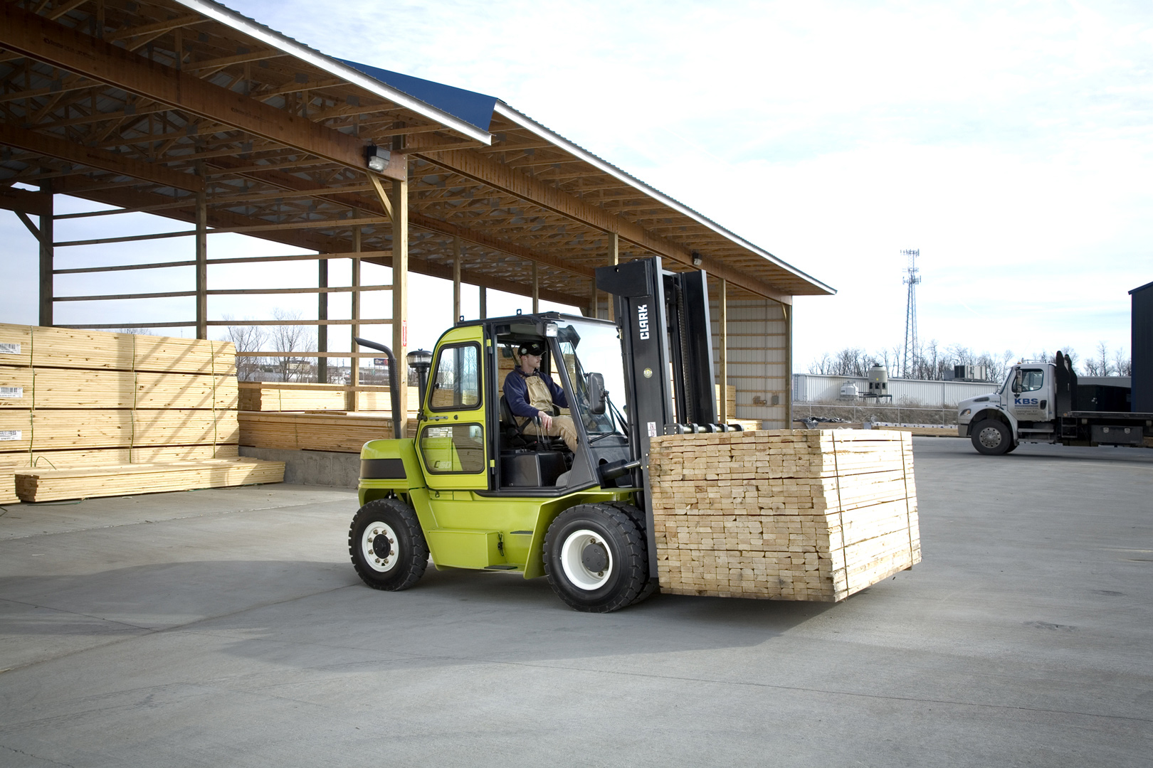 Empilhadeira Clark C-Series em operação industrial — locação Goiânia