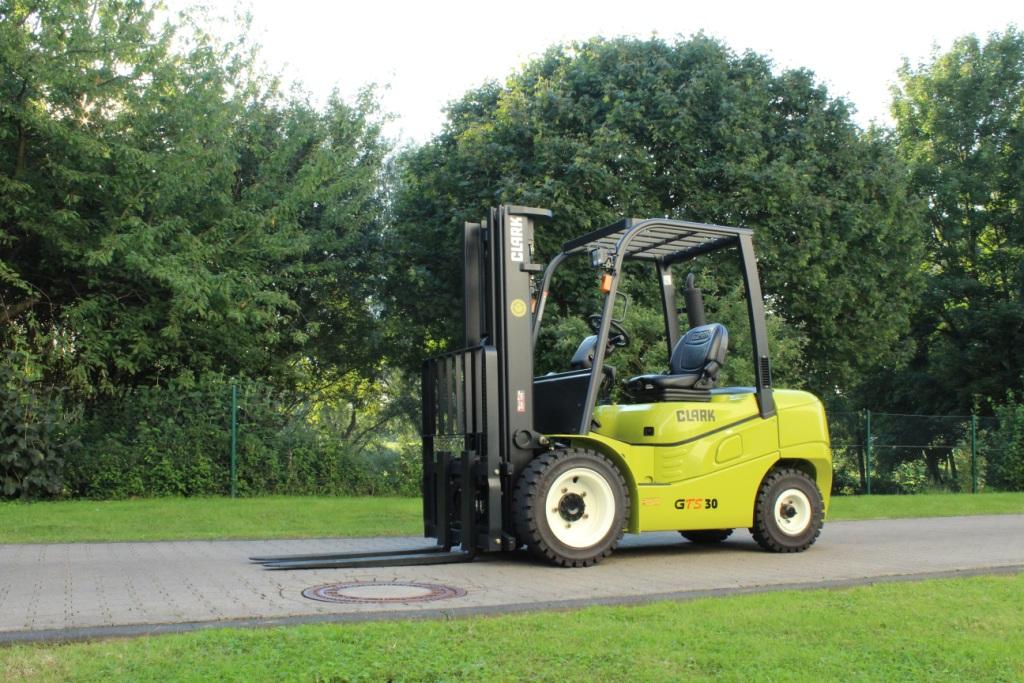 Empilhadeira Clark S25/30/35 em operação industrial