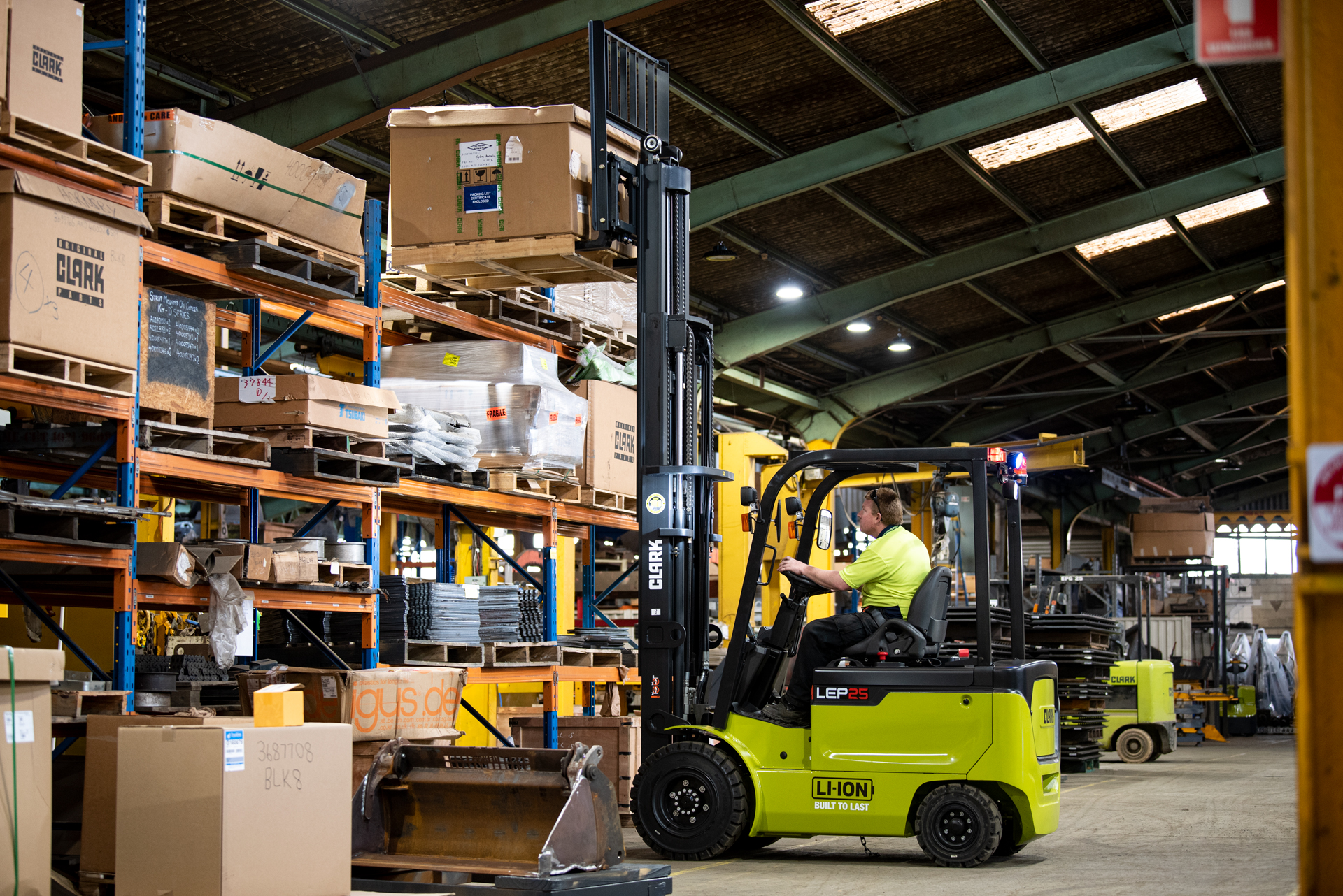 Galpão no Setor Industrial Munir Calixto em Anápolis com estrutura metálica e pátio de logística