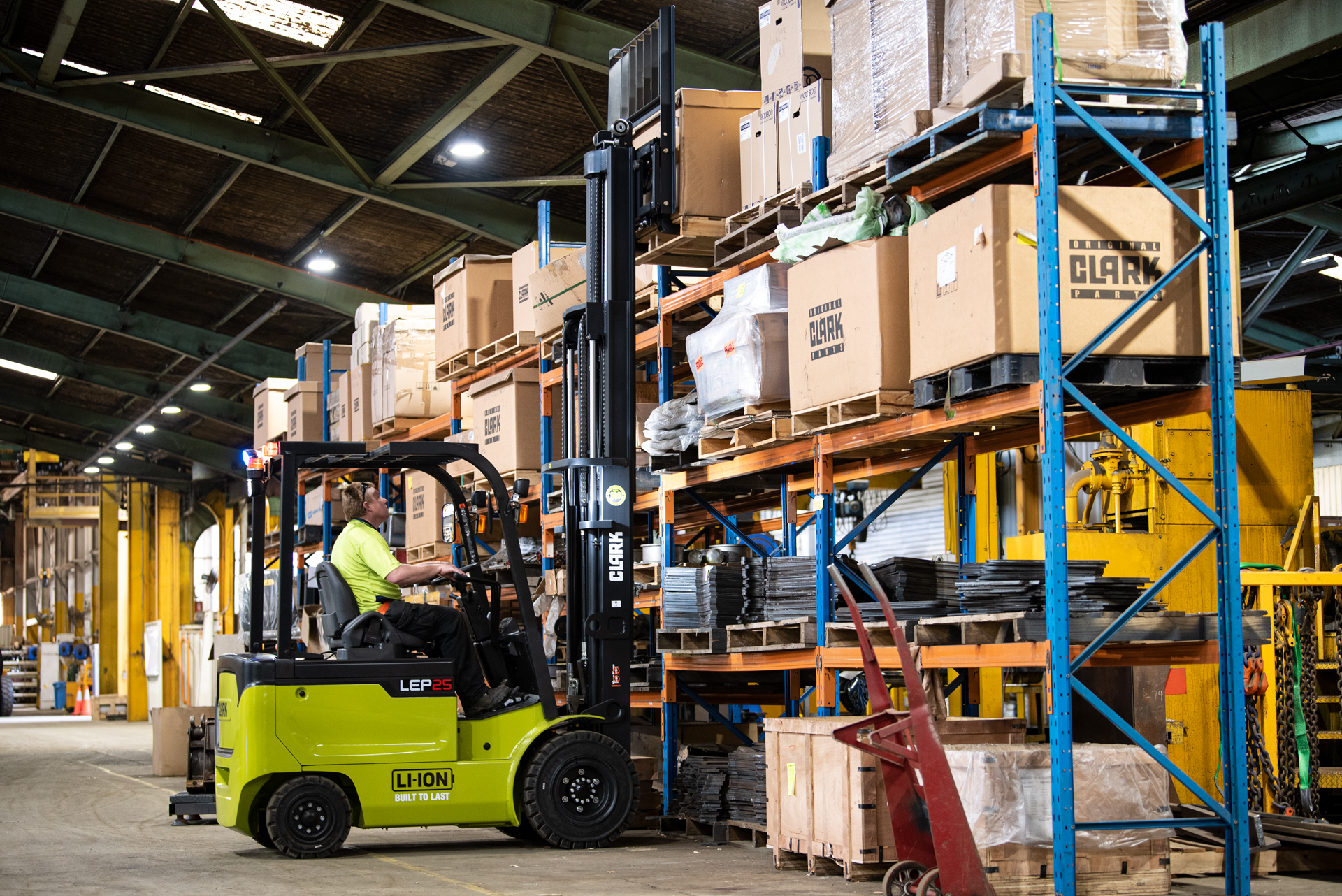 Obras de condomínios residenciais no Setor Maysa em Trindade com estrutura em andamento