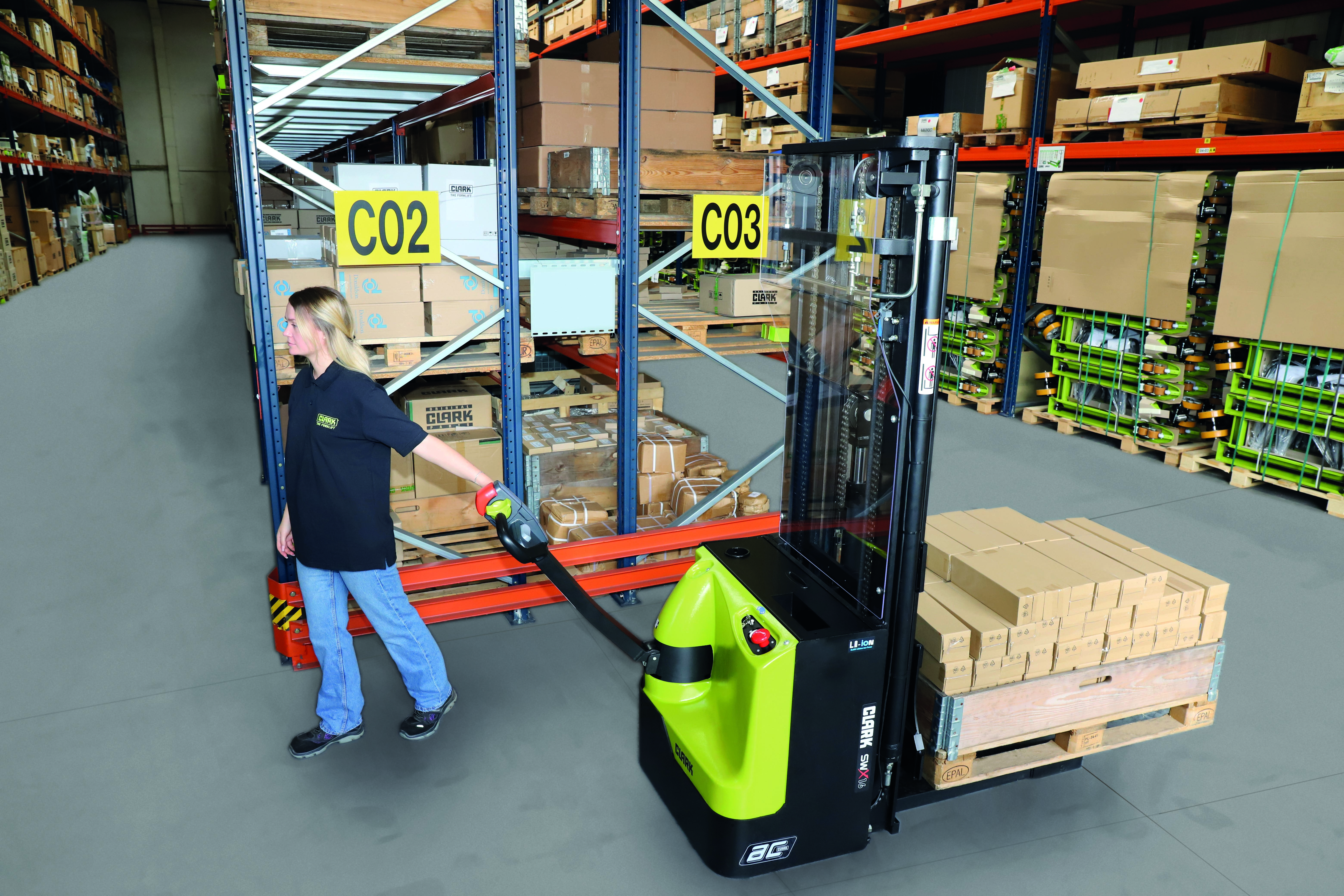 Canteiro de obras no perímetro urbano de Uruaçu com estrutura em construção