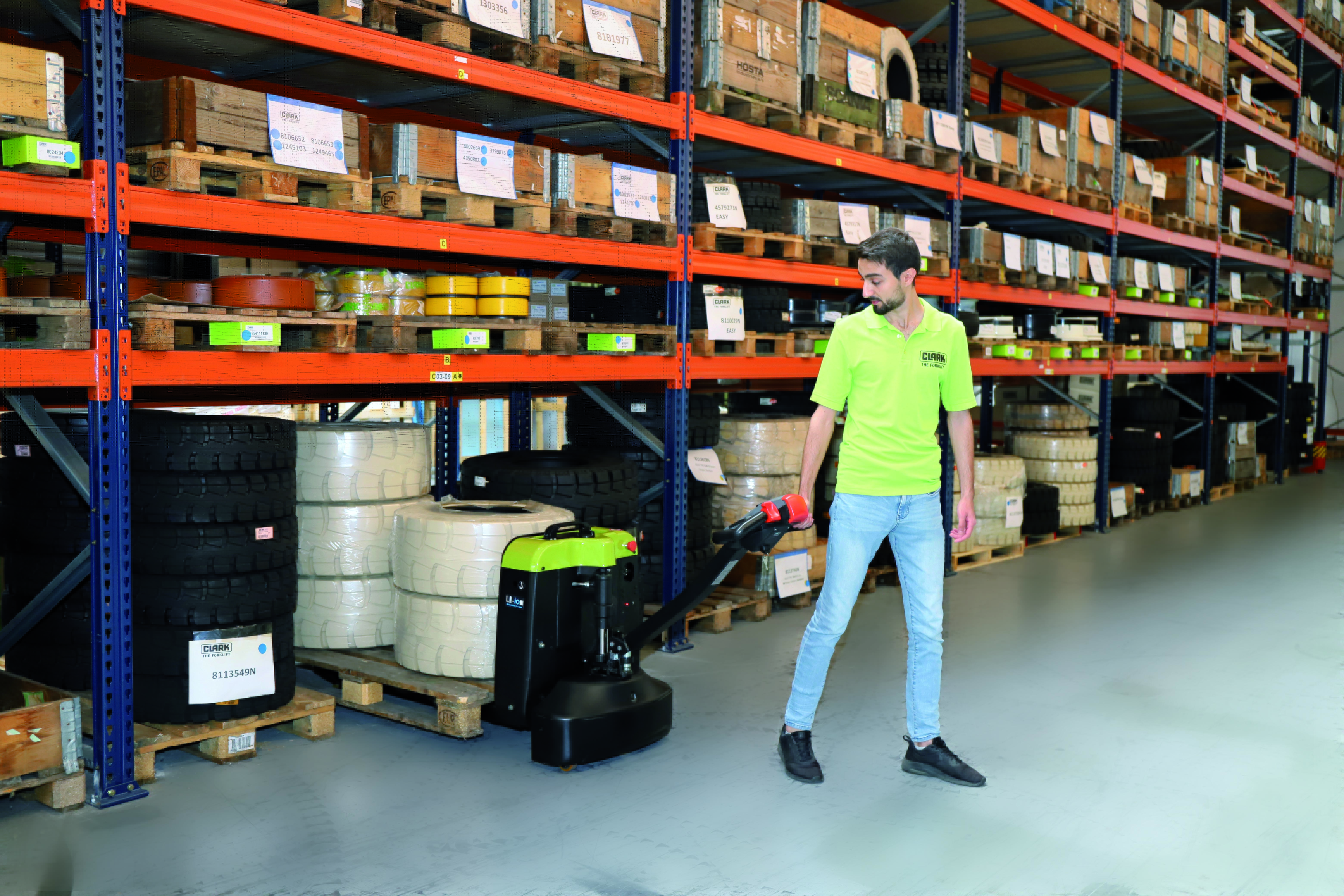 Transpaleteira elétrica Clark WPio15 em operação de picking em galpão logístico de Goiânia
